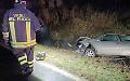 Fuori strada all&rsquo;alba: auto frinisce nel fosso