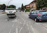 FOTO Auto ribaltata in mezzo alla strada, le immagini dell'incidente in via Caprera a Cremona