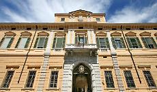 Figlia maltrattata per 10 anni: mamma in carcere, pap&agrave; assolto