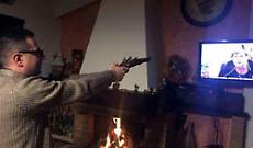 Il prete che punta la pistola alla Camusso, altro che solo «un'immagine goliardica»