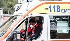 Frontale davanti al municipio, tre feriti