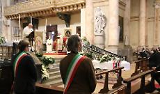 Palloncini e striscioni per l'ultimo saluto a Daniele