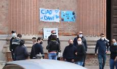 Tanta commozione al funerale di Daniele Tanzi
