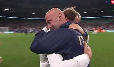 Mancini abbraccia Vialli, felicità per tutti gli italiani