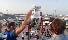 Gli Azzurri a Roma, Chiellini scende dal bus con la Coppa davanti ai tifosi