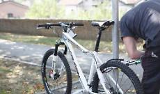 Ruba una bicicletta fuori da un supermercato, 46enne denunciato