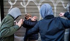 Accerchiano un ragazzo per farsi dare i soldi: tre 17enni identificati dai Cc