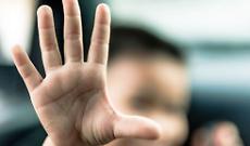 Maltratta l’anziano padre, figlia allontanata da casa e divieto di avvicinamento