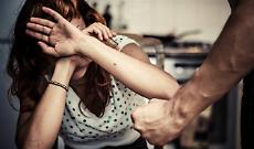 Ha più volte aggredito e picchiato la moglie di fronte ai familiari, allontanato