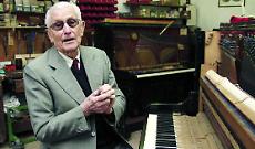 Capossela e il vestito buono di Gino Nazzari. Parole commosse, poi la dedica de I pianoforti di Lubecca