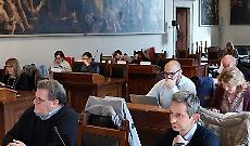 Covid, medaglia d'oro e veleni: il premio divide