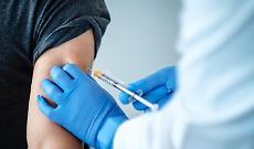 Covid come un'influenza, richiamo per gli over 65