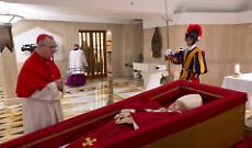 Papa Francesco deposto nella bara nella Cappella di Santa Marta