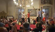 La Cremonese accolta in trionfo a Palazzo comunale