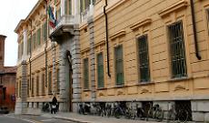 «Lei ha ‘bigiato’ la scuola, l’ha attaccata al muro»