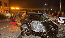 Sbandata nella notte, l’auto finisce contro una cancellata