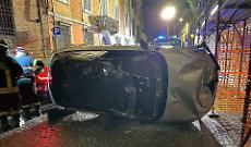 Si ribalta con l’auto e fugge, ma i carabinieri lo rintracciano: maxi multa da 3mila euro