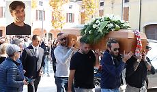L'addio a Elis: l'ultimo saluto tra ricordi e lacrime