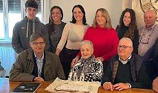 Dina compie 100 anni: festa con la famiglia e il sindaco