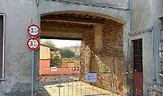 Cedimento strutturale in piazza Draghella: chiuso il passaggio porticato
