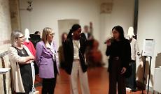 Abiti che raccontano la violenza: una mostra per spazzare via i cliché