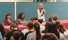 "Voci e disegni dei bambini di Gaza", gli studenti del Torriani ascoltano il racconto di Giuditta Brattini