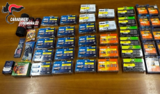 Denunciati due uomini per ricettazione: avevano lamette e prodotti rubati