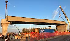 Trave da 330 tonnellate installata sul nuovo cavalcaferrovia della Piadena-Mantova