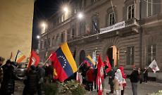 Protesta contro Trump davanti alla Prefettura: presidio pro Venezuela