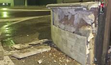 Camion pirata travolge il muro di una villa: danni ingenti