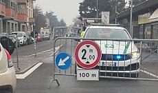 Portale abbattuto da un pullman sul ponte di via Cadorna