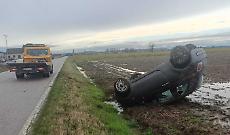 Auto finisce in un campo dopo il ribaltamento, conducente salva