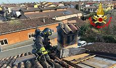 Canna fumaria a fuoco, pomeriggio di lavoro per i vigili del fuoco