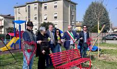 Panchina rossa inaugurata in piazza: un simbolo contro la violenza sulle donne