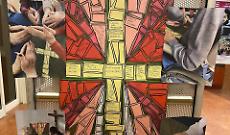 La Via crucis con le mani dei nonni