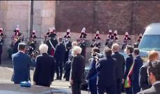 L'arrivo del Presidente della Repubblica in piazza del Comune