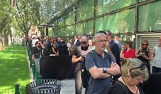 Folla in fila a Milano per Giorgio Armani "Lascia tanto amore"