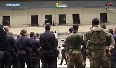 Palermo, le forze dell'ordine continuano il presidio dello Zen