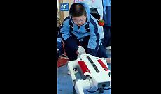 Cina, i robot accolgono gli studenti al primo giorno di scuola