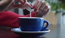 Microplastiche nello zucchero, oltre mille particelle nelle bustine da bar