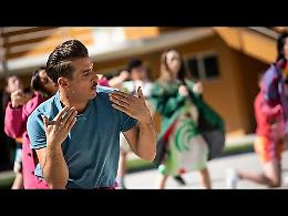 VIDEO La nuova clip di Francesco Gabbani 'Il Sudore Ci Appiccica' registrata alle Colonie Padane