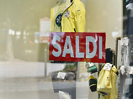 Saldi, partenza in chiaroscuro: e c'è chi vuole abolirli