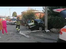 VIDEO Auto contro un palo della luce dopo un incidente