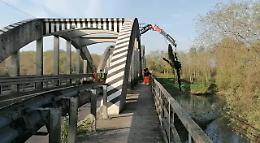 Ripulitura del legname, chiuso tutto il giorno il ponte sull'Oglio