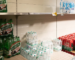 Scompaiono le bollicine. Supermercati a caccia di bottiglie e confezioni