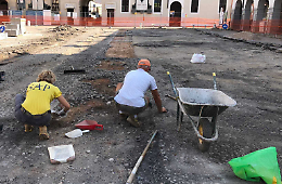 Cantiere in piazza: e spunta il cotto dei Gonzaga