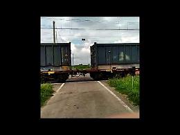 VIDEO - Passaggio a livello alzato mentre transita un treno merci