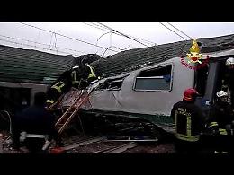 VIDEO/2 I vigili del fuoco liberano i passeggeri dalle lamiere del treno