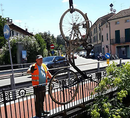 Rifiuti, bici e carrelli per la spesa ripescati dal Cresmiero