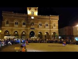 Lo spettacolo 'Diotti-Contemporanea' in piazza Garibaldi
